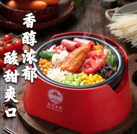餐饮业是指利用餐饮设备，场所和餐饮原料，从事饮食烹饪加工，为社会生活服务的生产经营性服务行业
